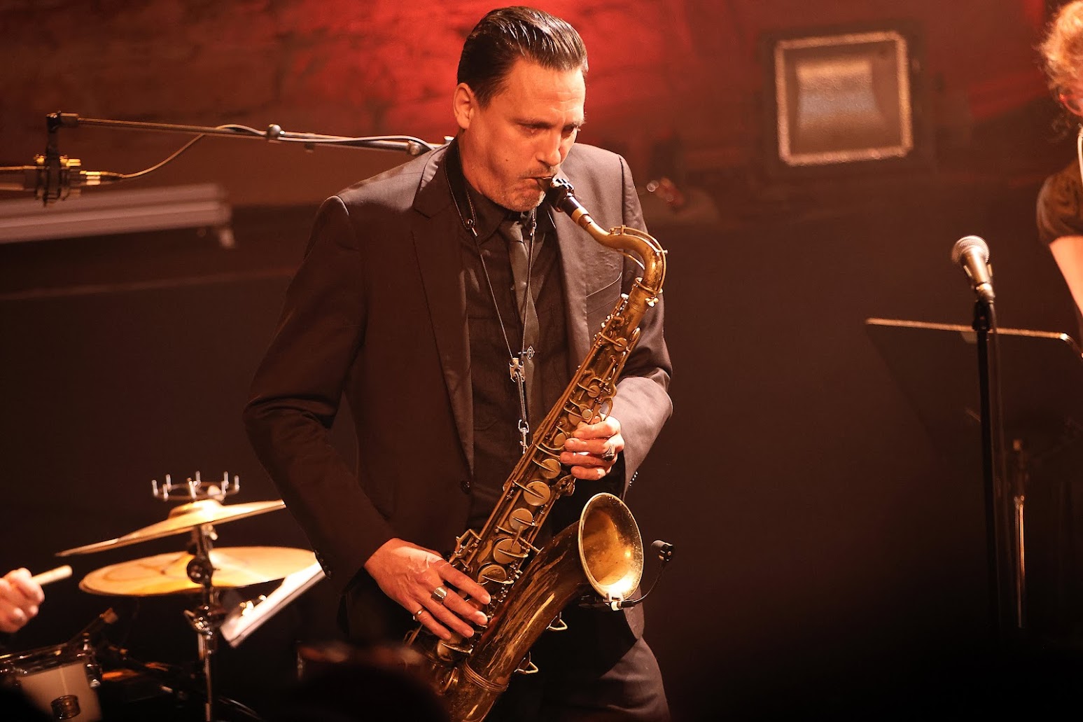 Public et artistes sur scene